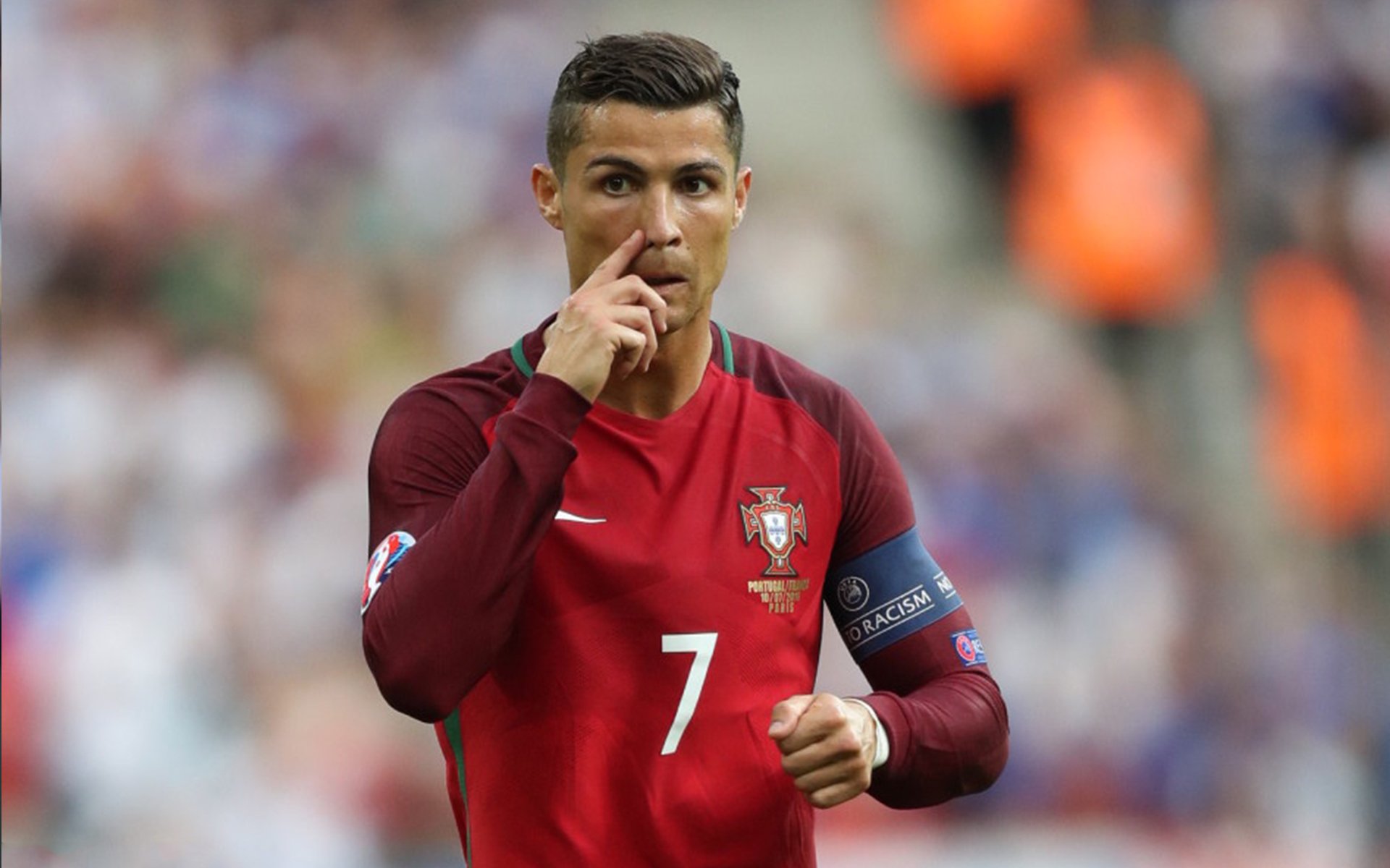 法甲夜场比赛吸引大量球迷，现场气氛火爆，法甲的比赛